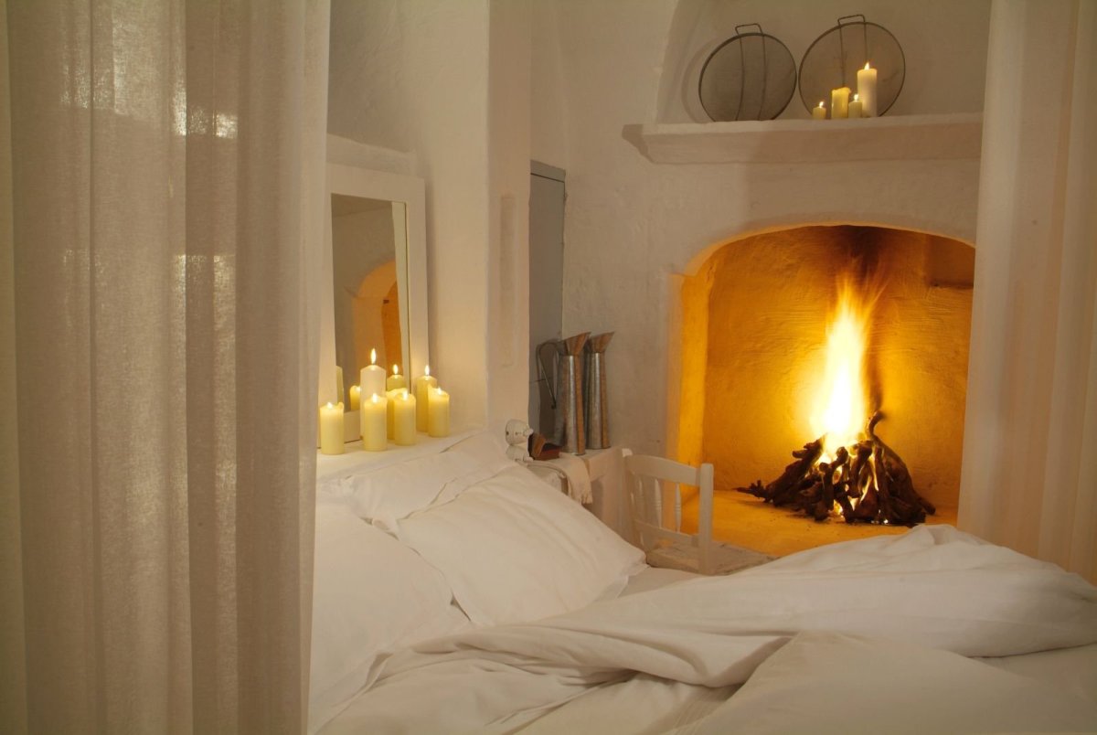 Маленькая спальня с камином