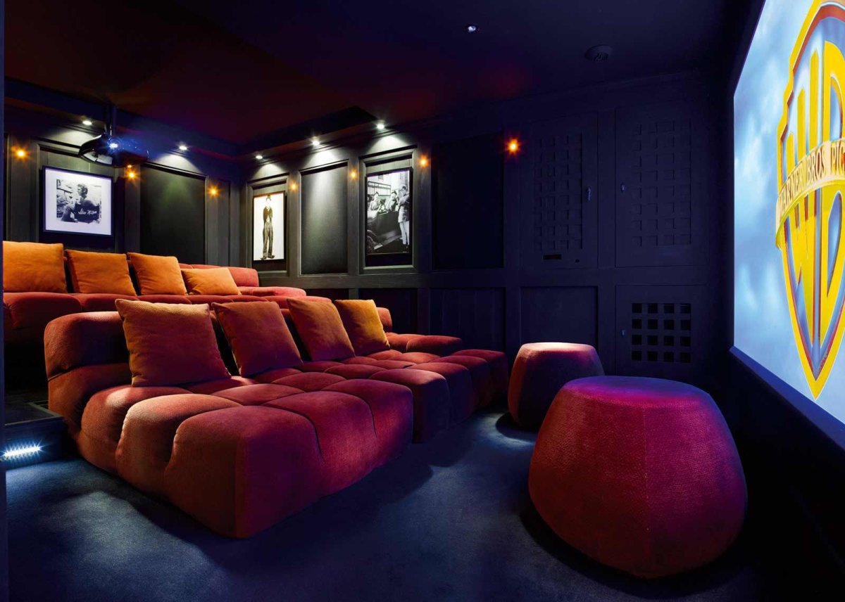 Домашний кинотеатр с пуфиками