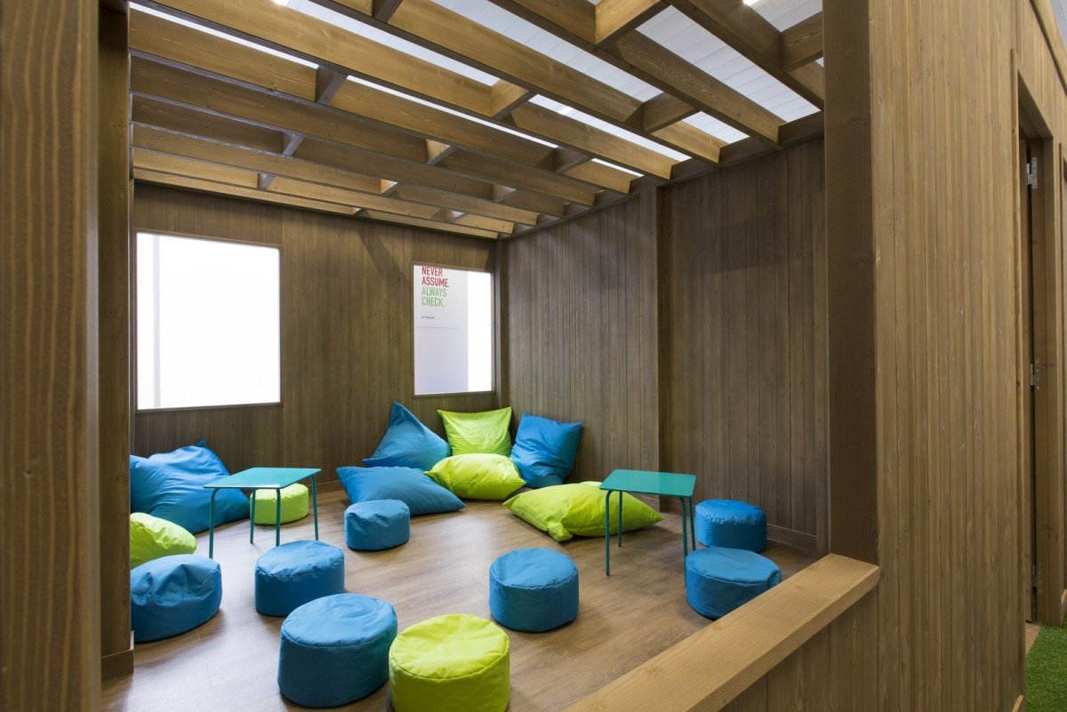 Лаунж зона в офисе