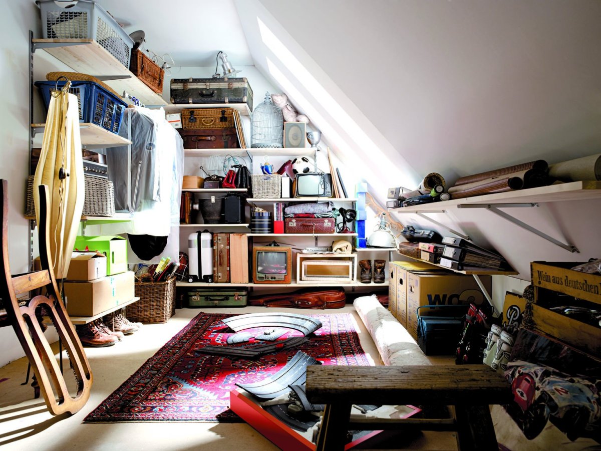 Комната с кучей вещей