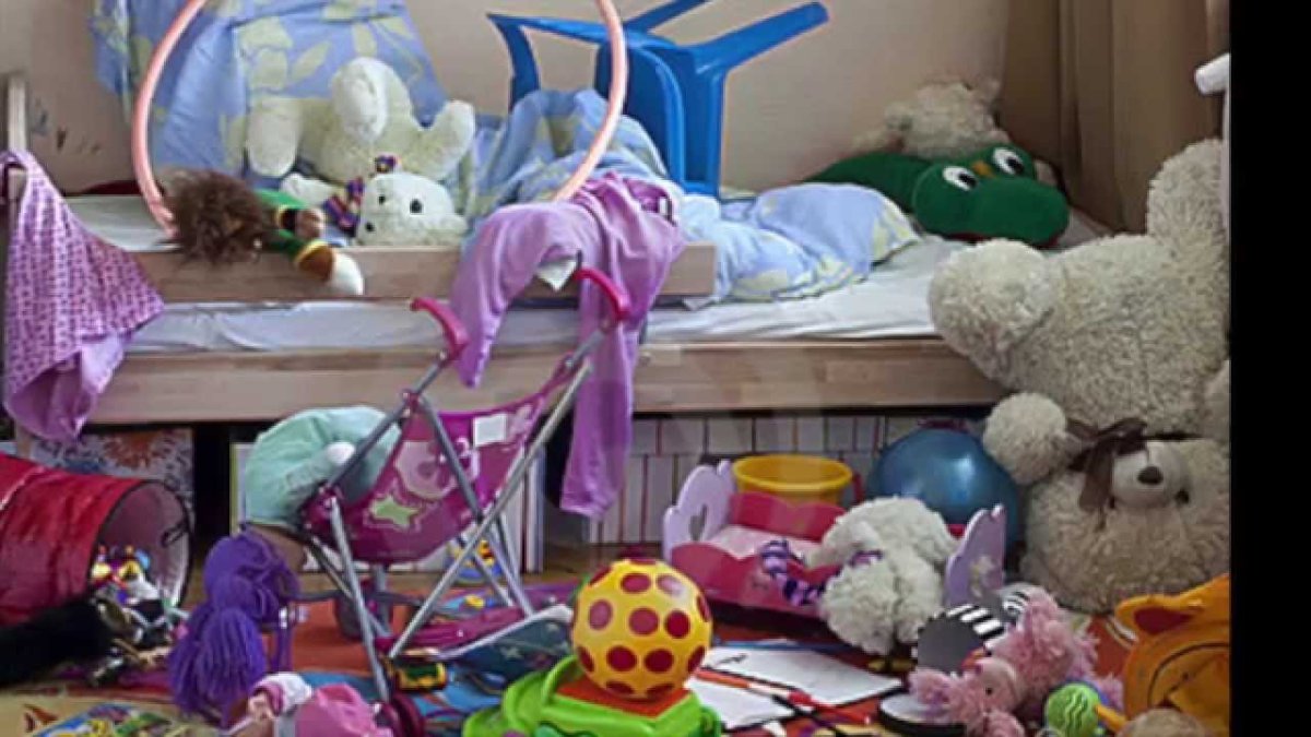 Разбросанные игрушки в детской