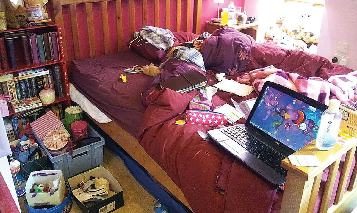 Беспорядок в комнате подростка девочки