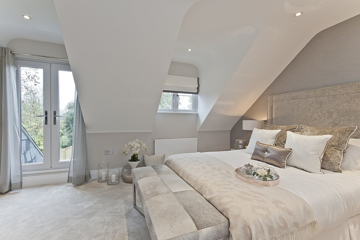 Интерьер мансардной спальни в современном стиле