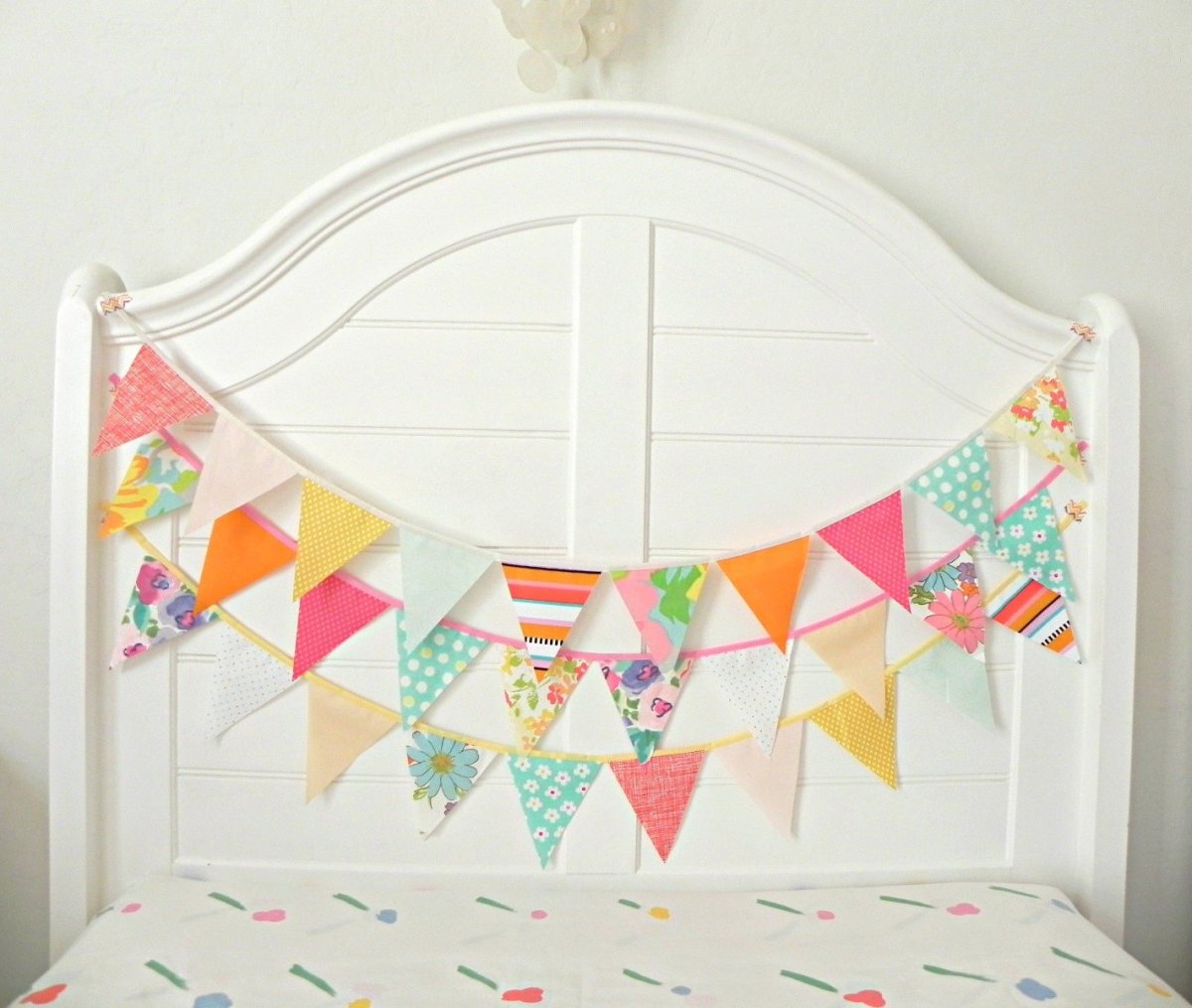Гирлянды на стене над кроватью