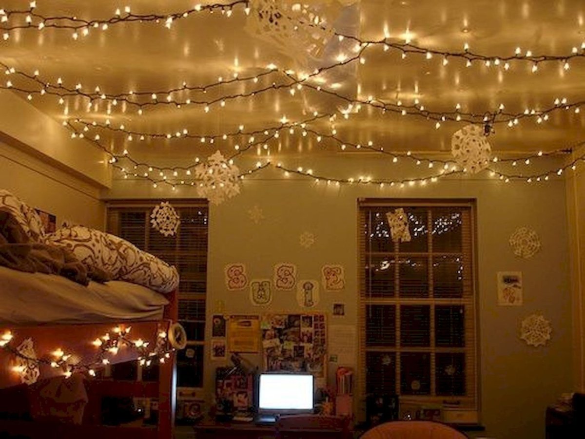 Гирлянда в спальне