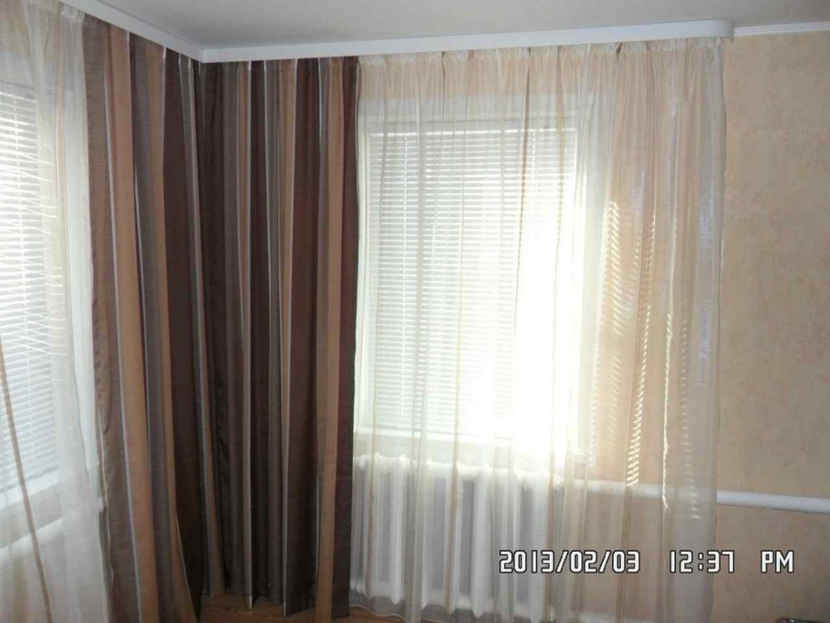 Угловые карнизы для штор в комнату