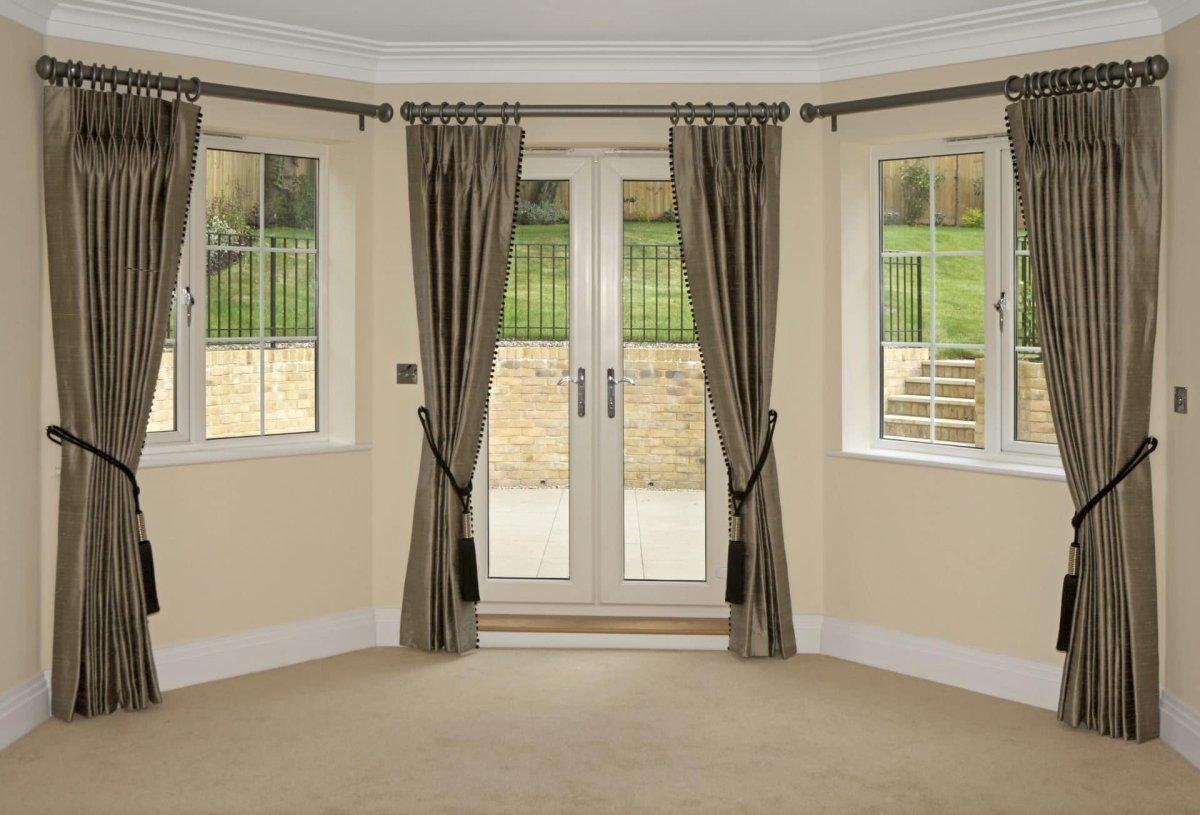 Шторы на эркере с тремя окнами