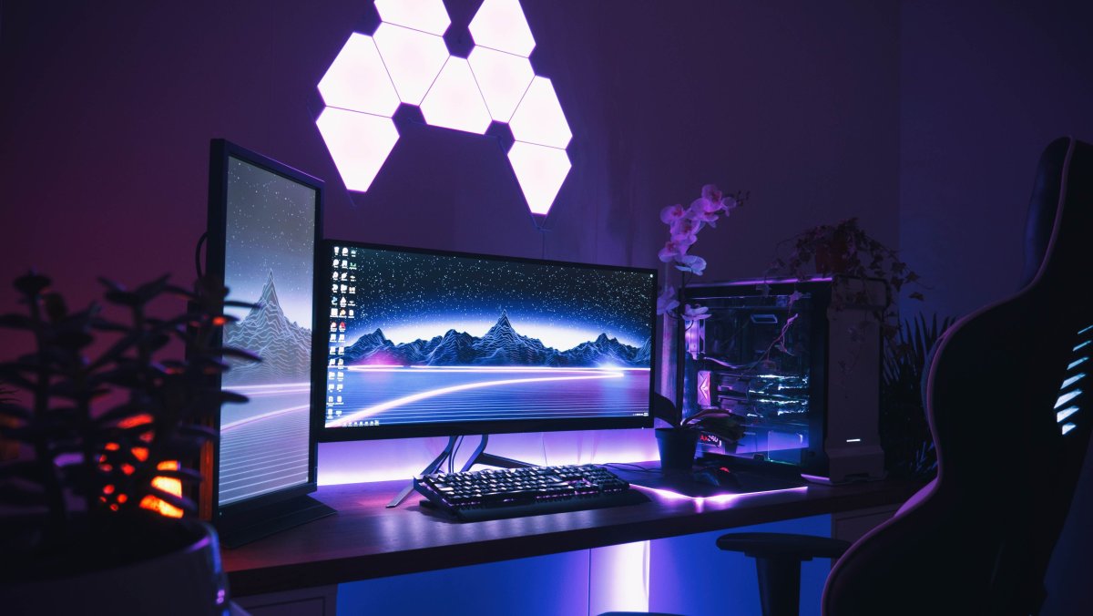 Тёмная комната с компьютером