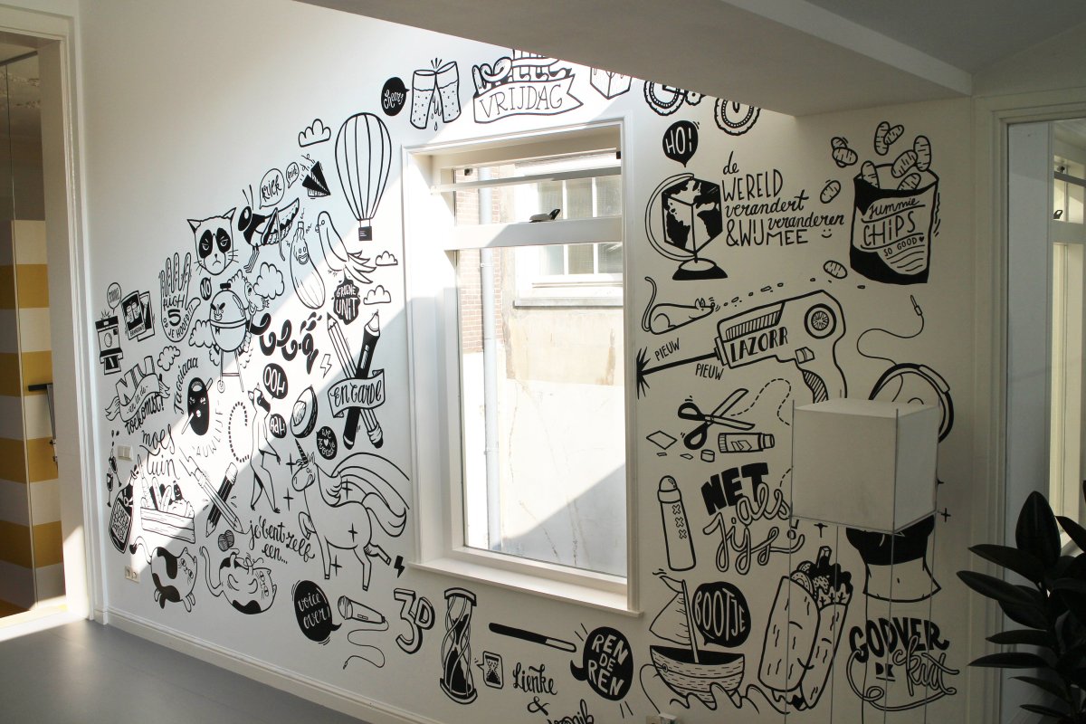 Узоры маркером на стене