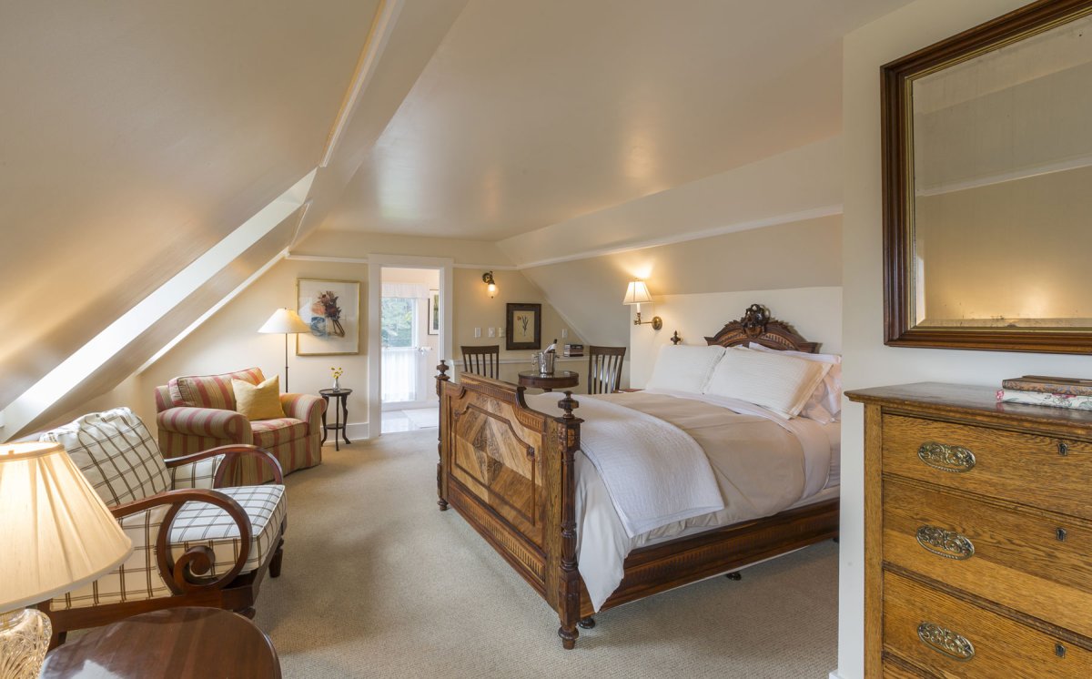 Большая спальня на мансарде