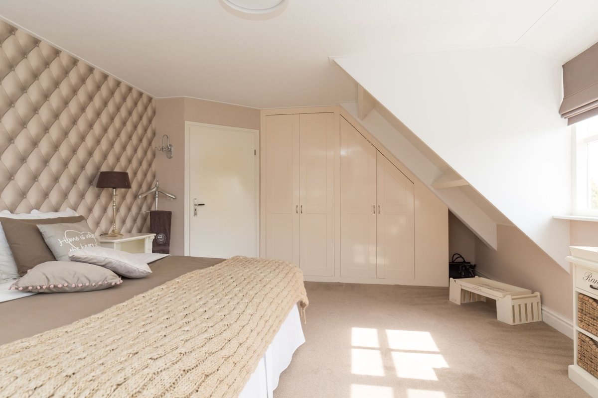 Шкаф со скошенным потолком в спальне