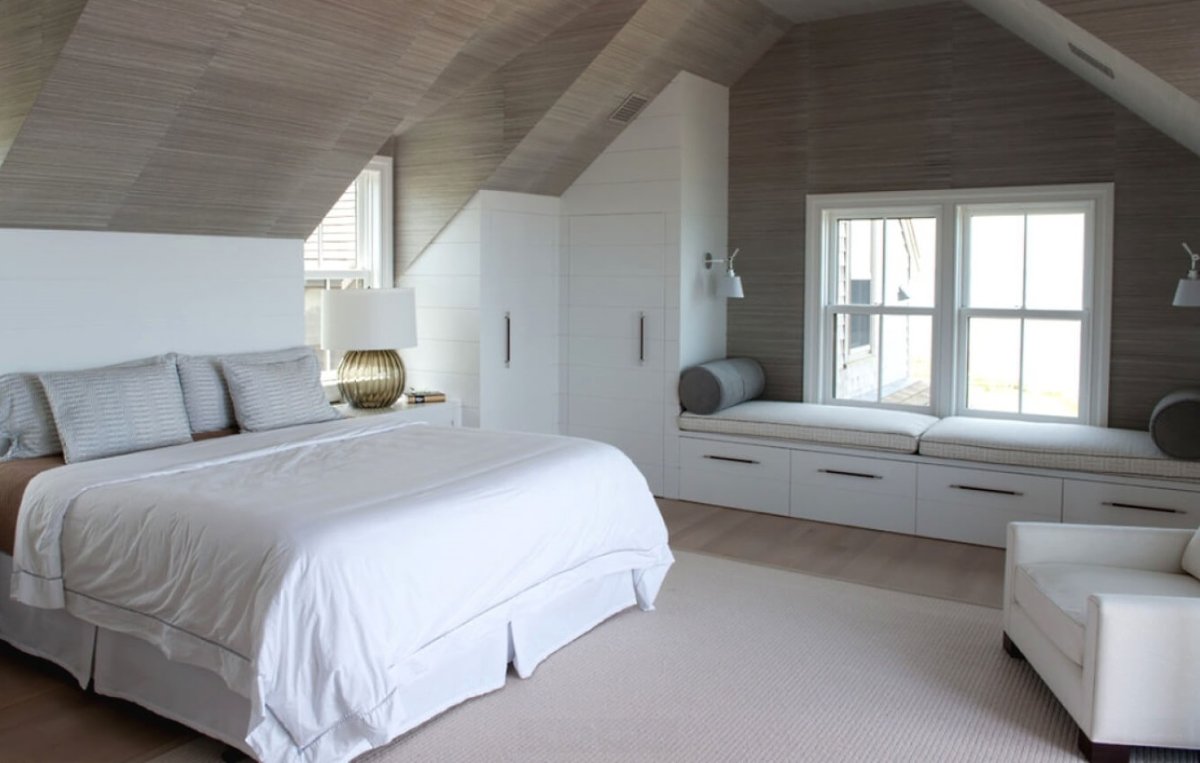 Спальня с мансардной крышей