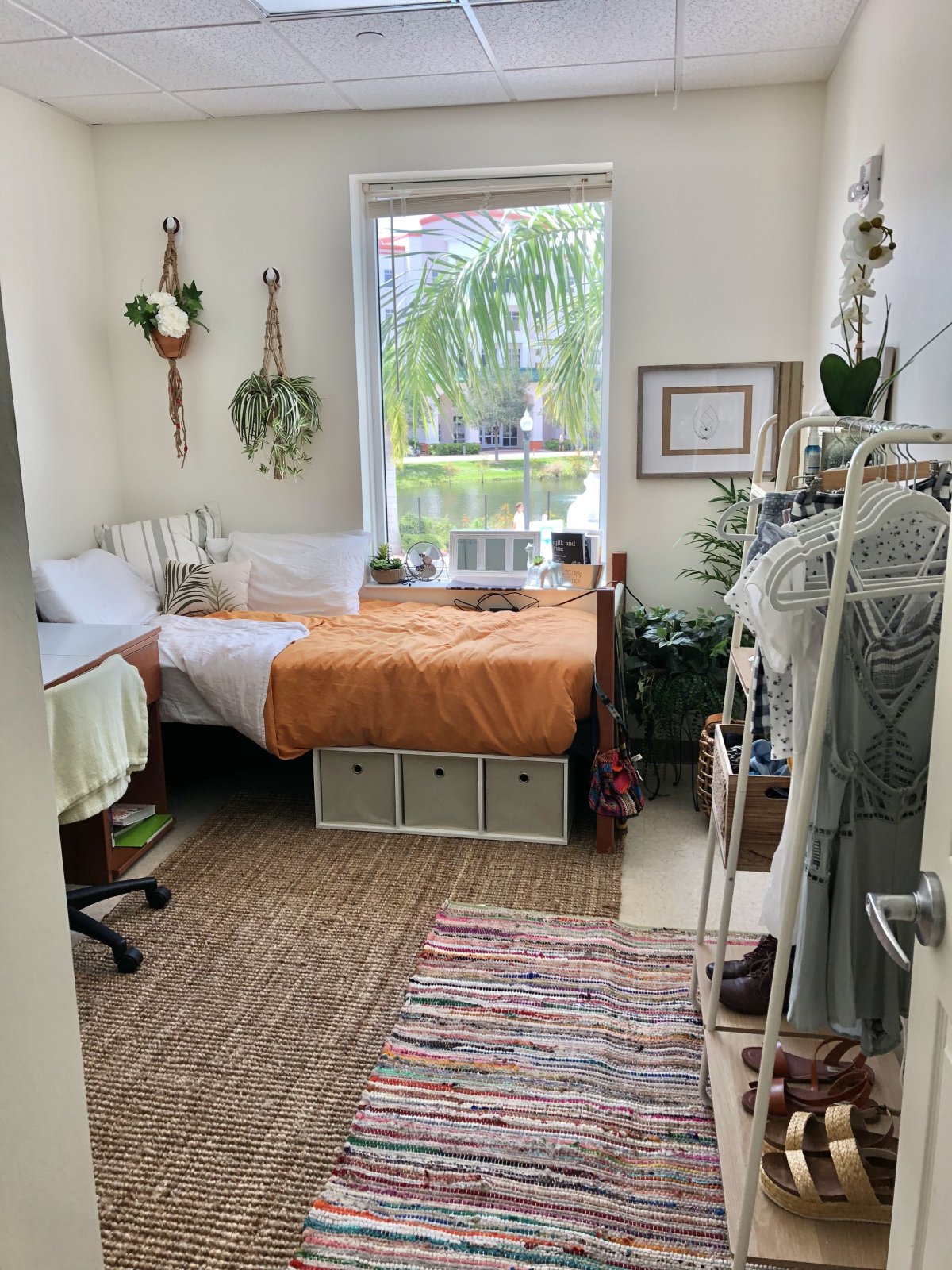 Интерьер комнаты в общежитии