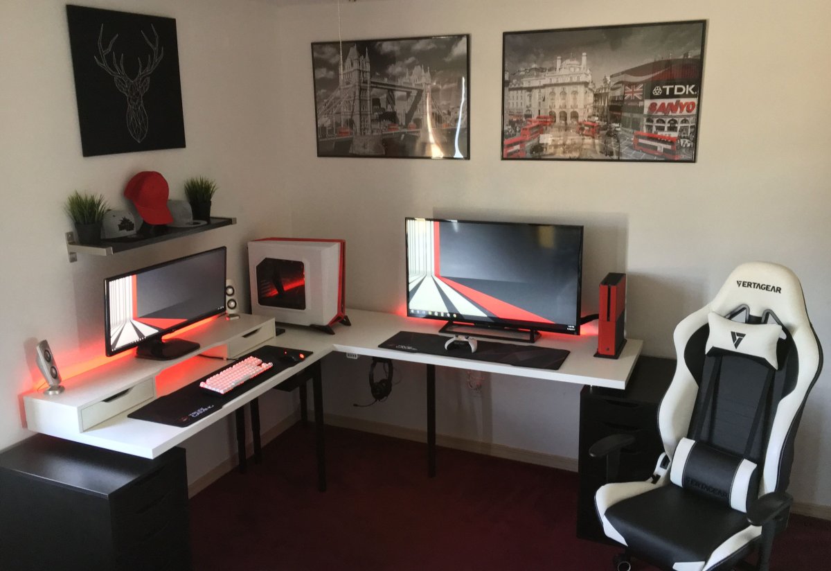 Геймерская комната с угловым столом