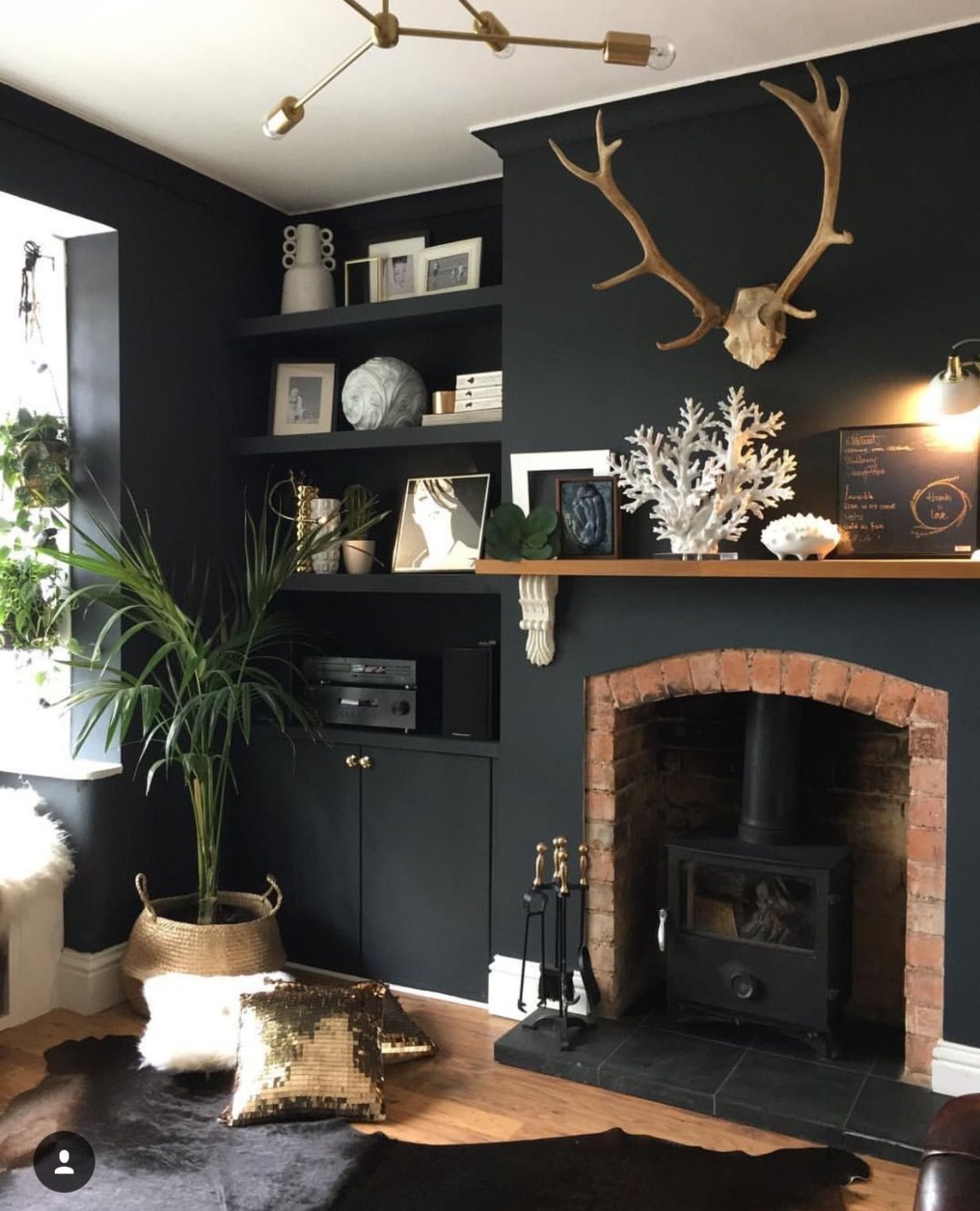 Шоколадные стены в интерьере