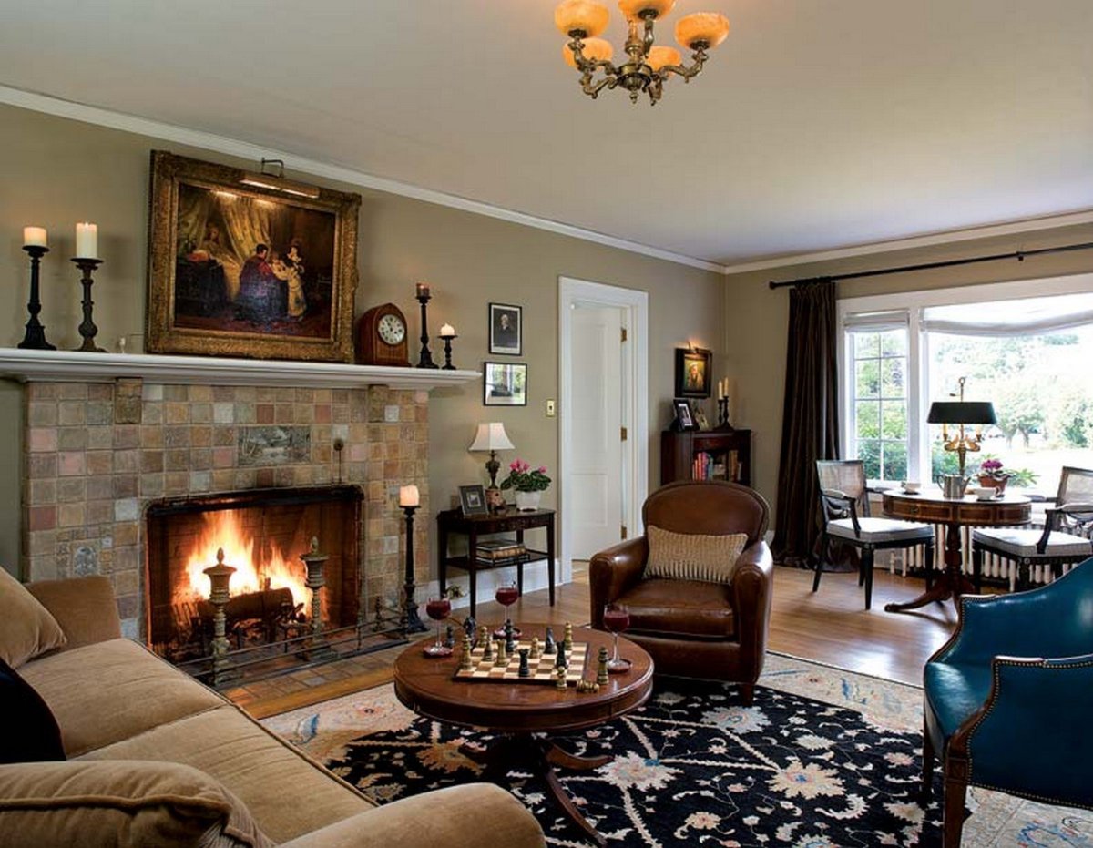 Серо-голубая гостиная с камином