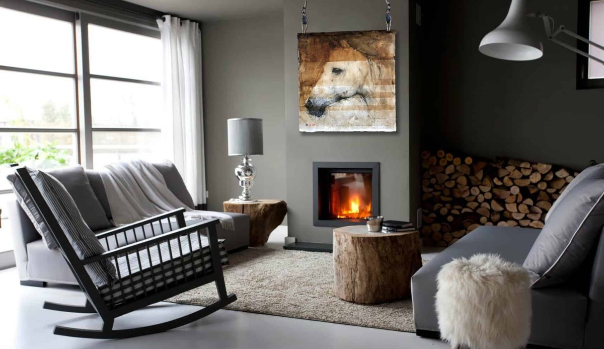 Темная комната с камином