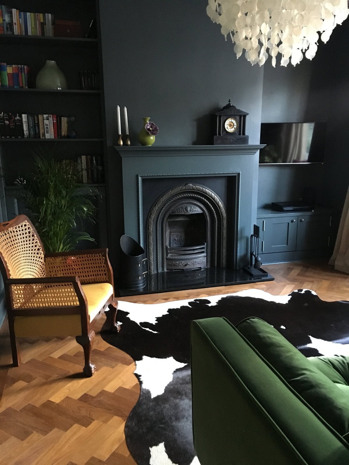 Черный камин в интерьере