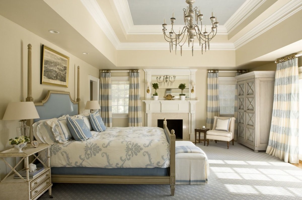 Спальня в бежево голубых тонах в классическом стиле