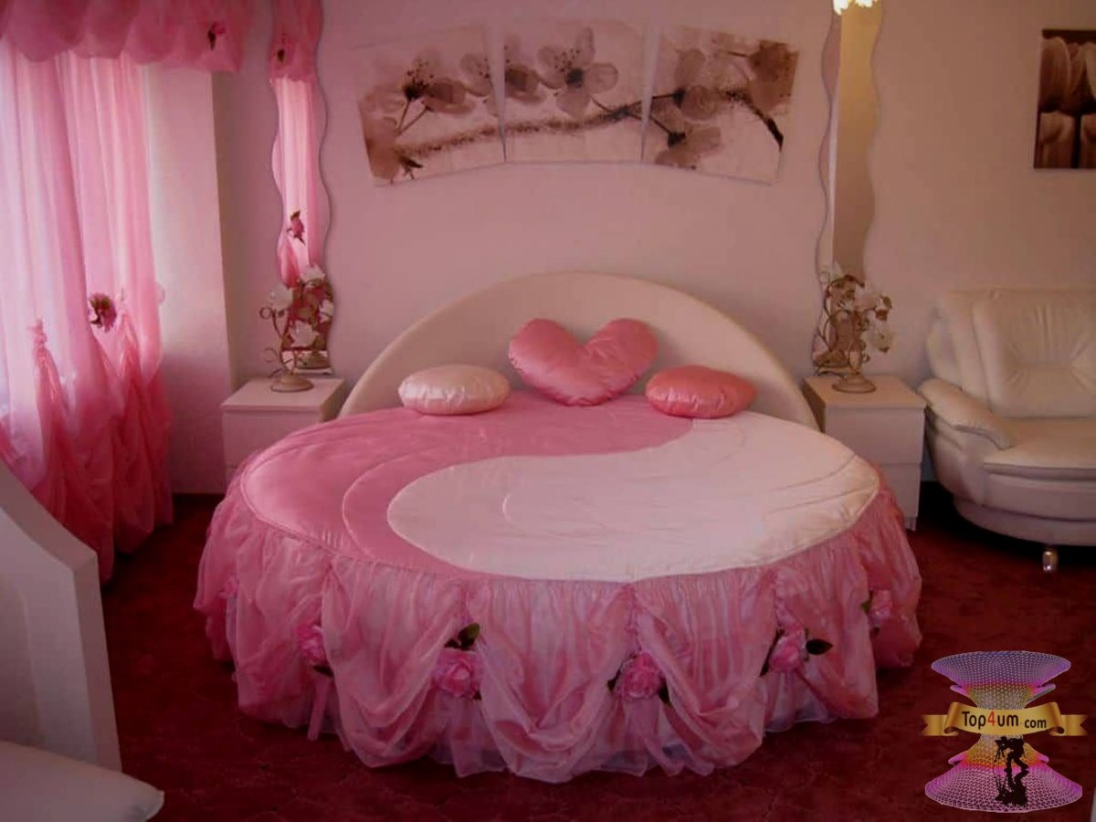 Круглая розовая кровать