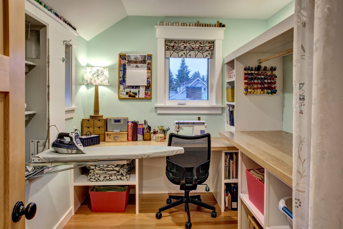 Полки с тканями в швейной мастерской