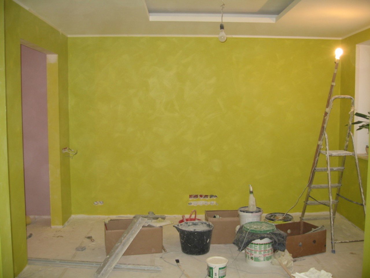 Малярный работа стена. Покраска стен. Покрашенные стены. Покрашенные стены в квартире. Красивая краска для стен в квартире.