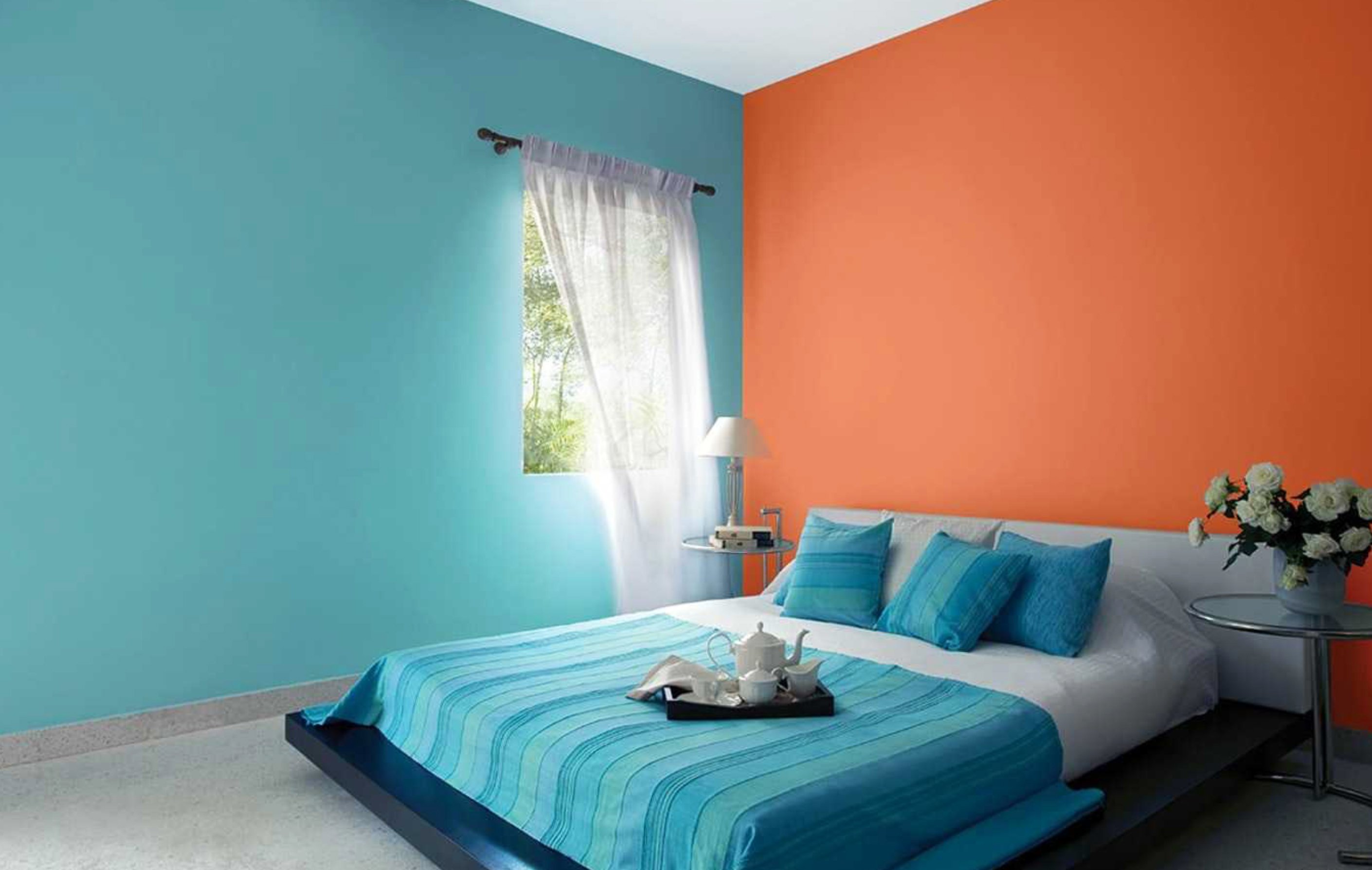 Красиво покрасить комнату. Покрашенные стены в спальне. Покрашенные стены в интерьере. Сочетание голубого и оранжевого в интерьере. Покрасить стены в комнате.