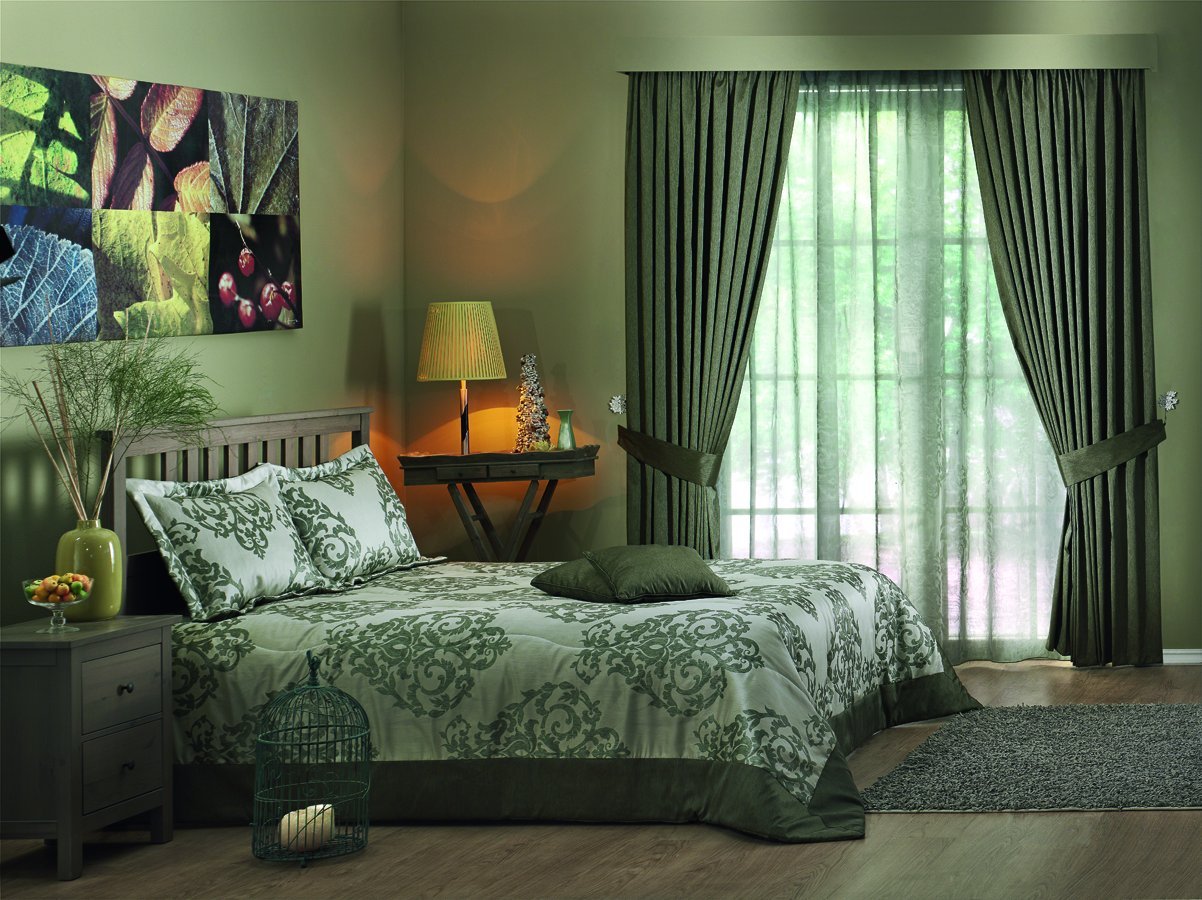 К зеленым обоям подходят шторы. Спальня с зелеными шторами. Текстиль в интерьере спальни. Дизайнерский текстиль для спальни. Шторы в спальню в зеленых тонах.