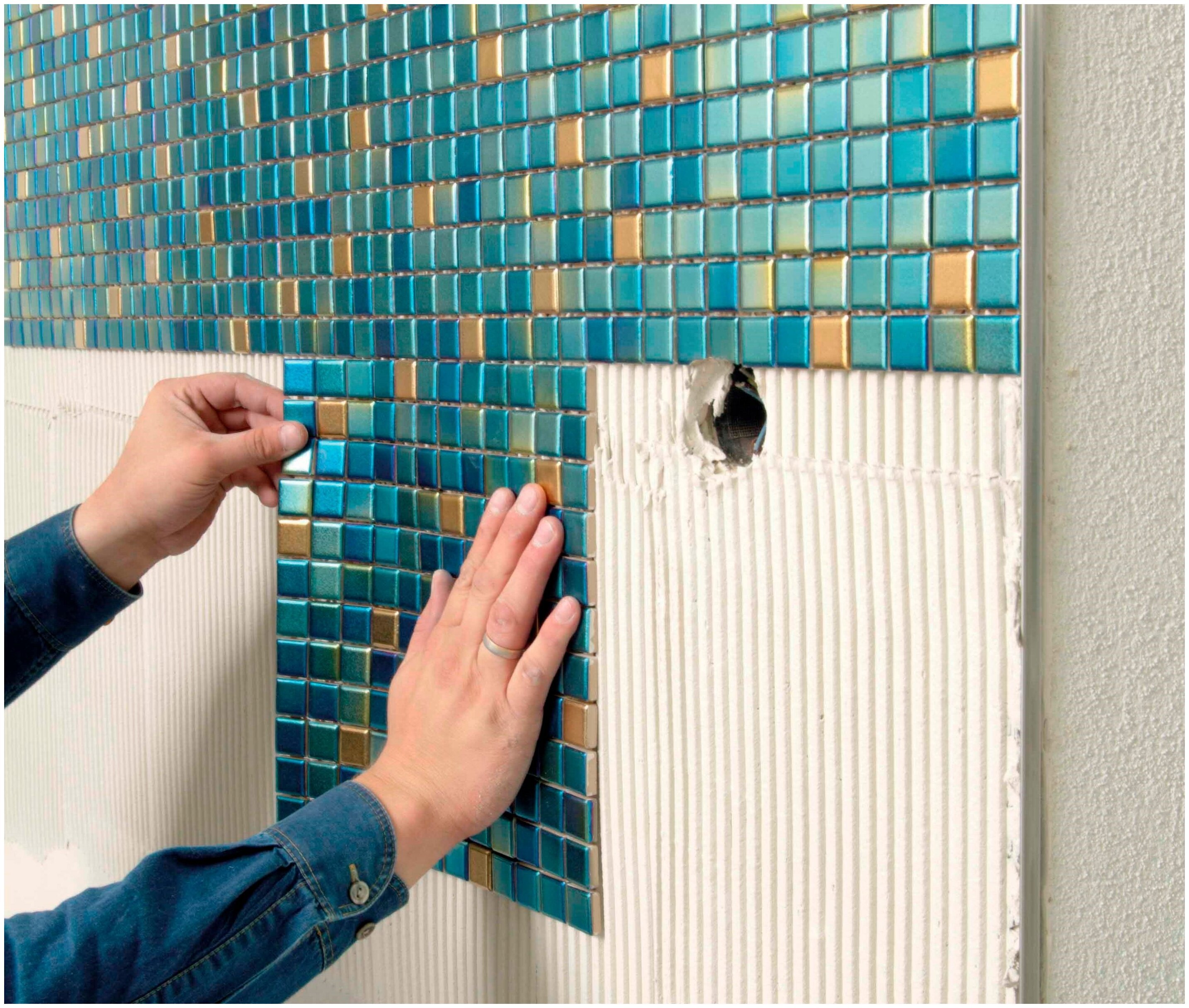 Чем можно обклеить ванну. Пластиковая плитка для стен. Пластиковая мозаика для ванной. Клеящиеся панели в ванную. Мозаика на стену.