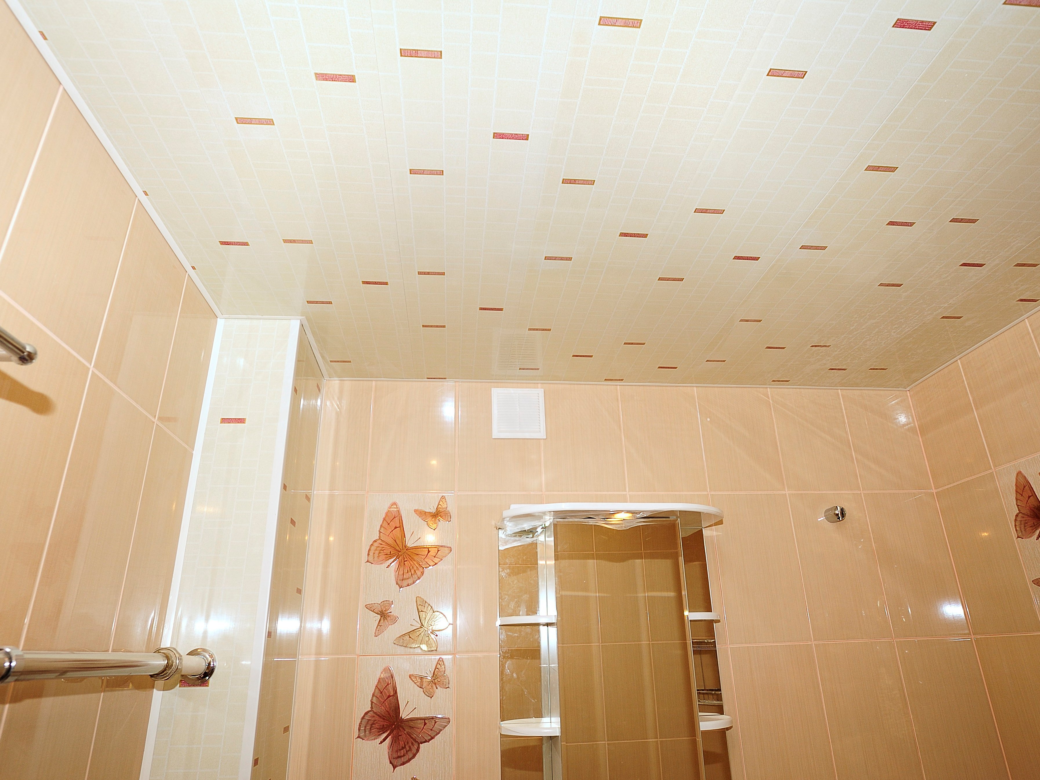 Потолки из пластиковых панелей в ванной комнате