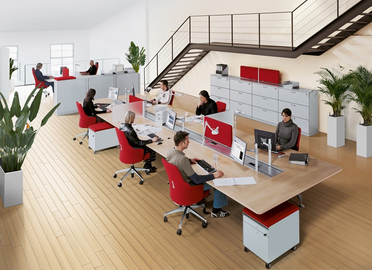 Можно провести на рабочем. Рабочее место в офисе. Рабочая обстановка в офисе. Расположение столов в офисе. Рабочее пространство в офисе.
