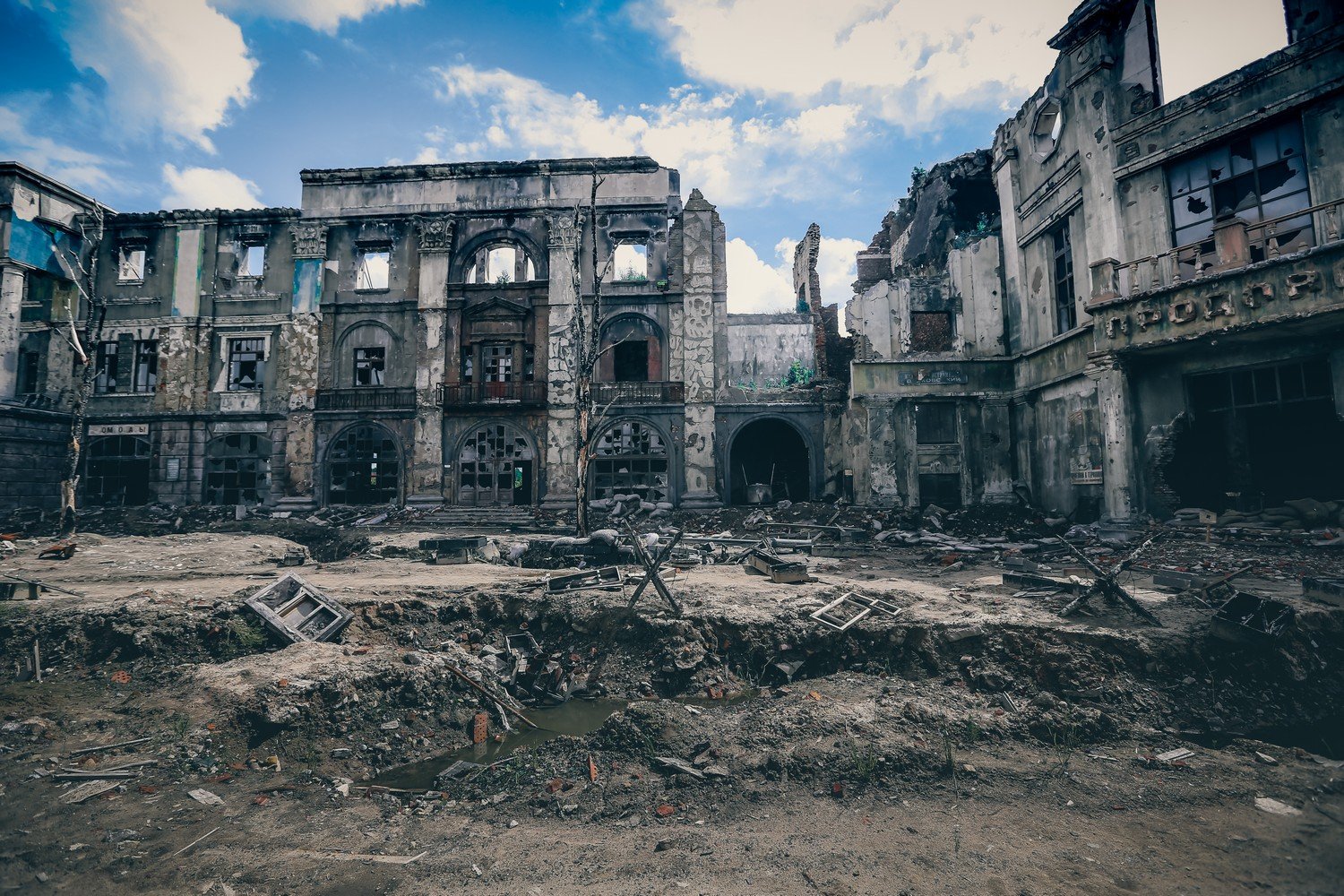 Разрушенное поселение. Драматический театр Сталинград руины. Руины города Мариуполь. Украина руины руины 2022. Сталинград руины "дома железнодорожников".