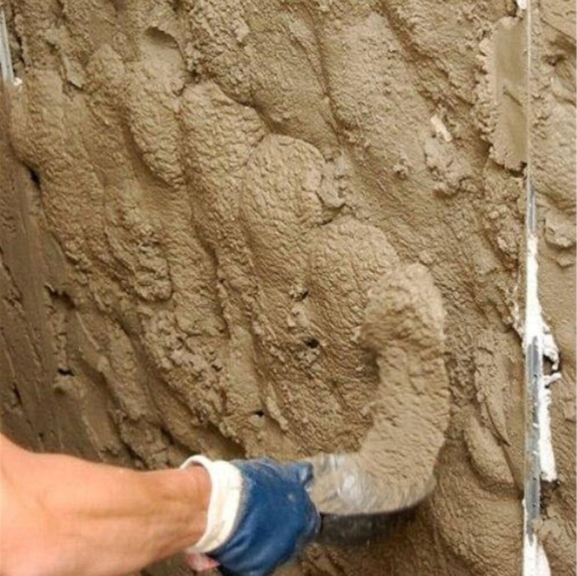 Штукатурка поверхностей известковым раствором. Известково Песчаная штукатурка. Технология оштукатуривания стен цементно-песчаным раствором. Нанесение грунта. Набрасывание штукатурного раствора на стену.