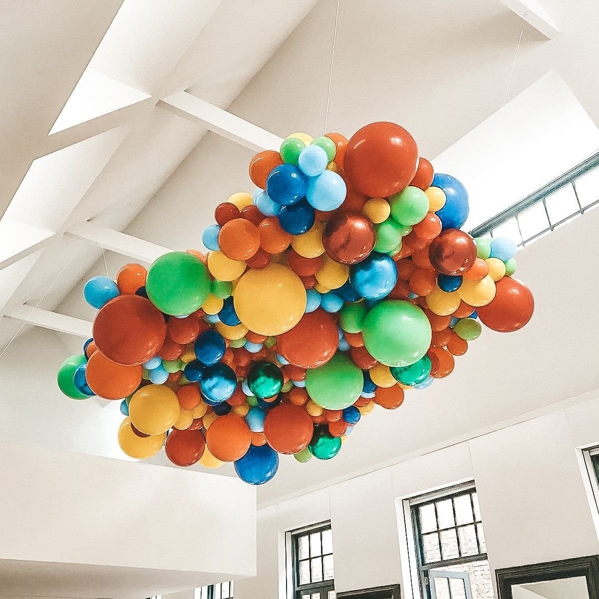 Доставка потолок шар. Украшение потолка шарами. Украсить потолок шарами. Украшение из шариков. Воздушные шары на потолке.