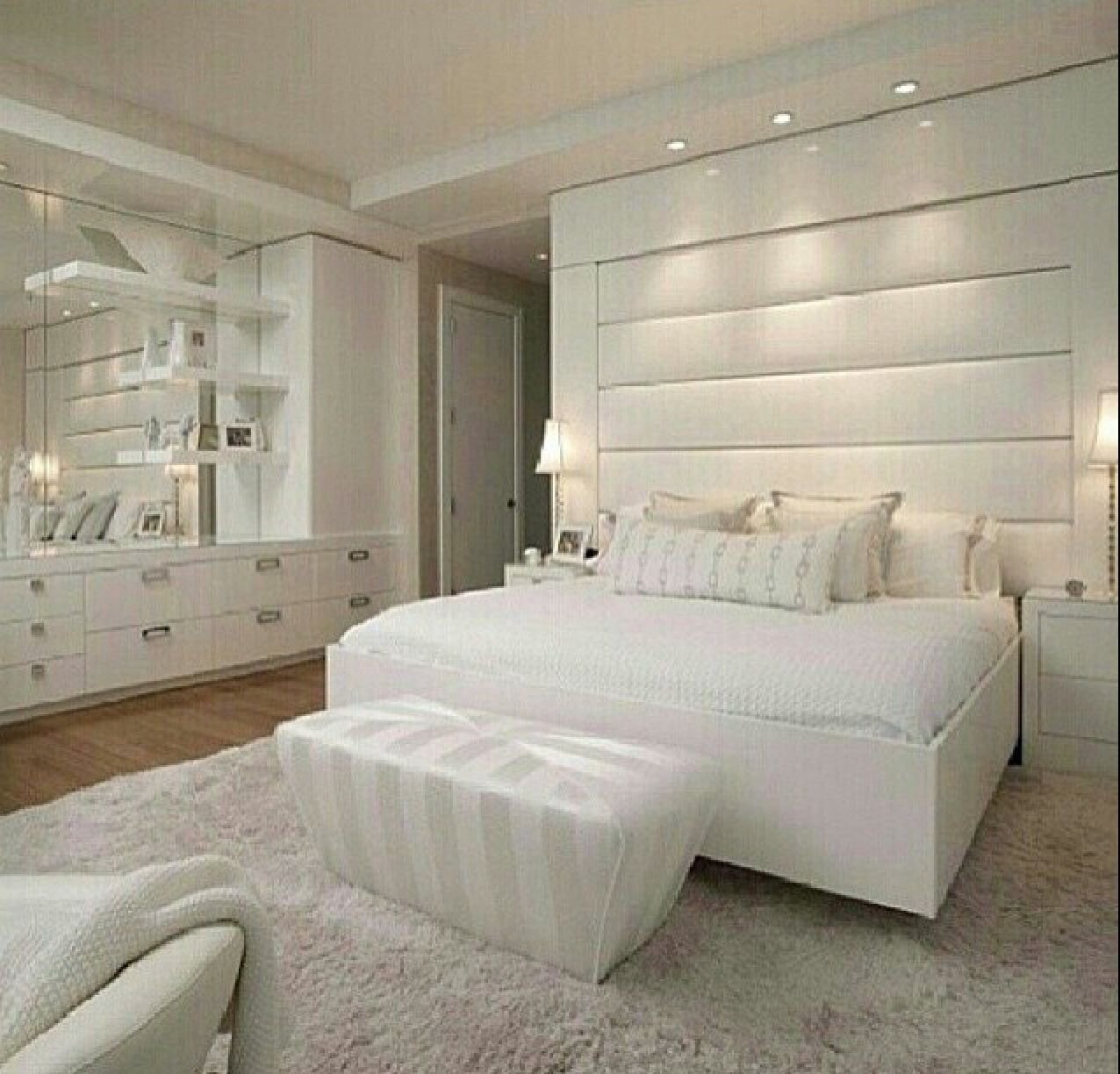 Интерьер современной спальни в светлых тонах фото. Белая спальня. Белый интерьер. Спальня в белом стиле. Спальня в современном стиле.