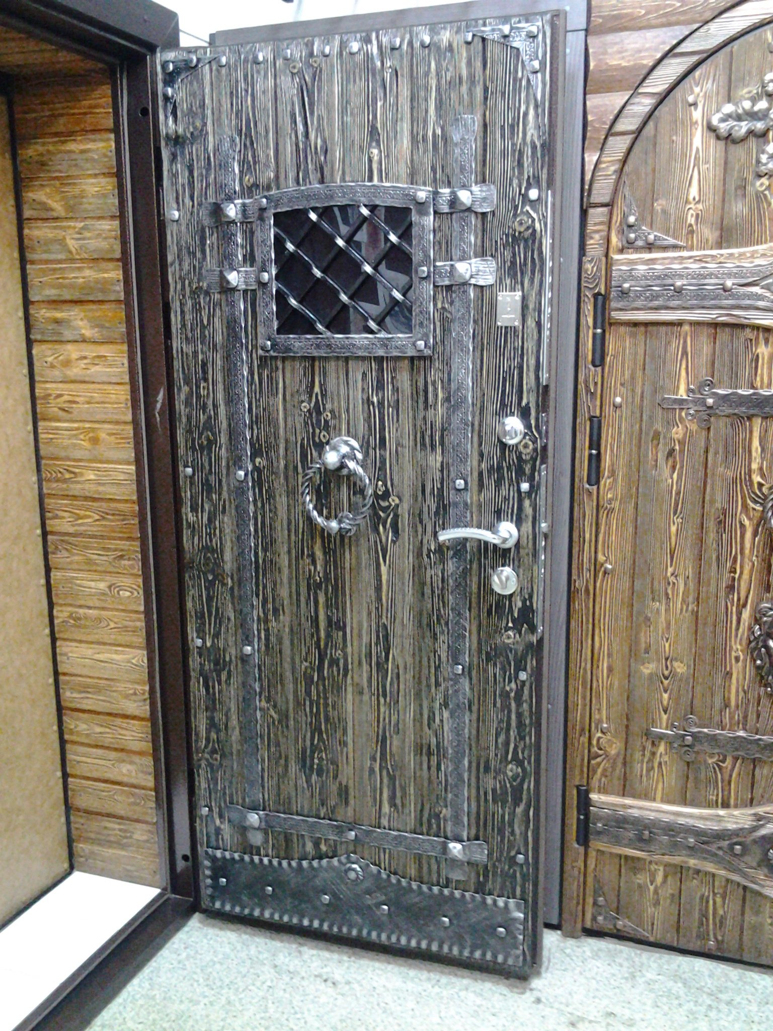 Retro doors. Деревянные двери под старину. Входная железная дверь под старину. Металлические двери под старину. Металлическая входная дверь под старину.