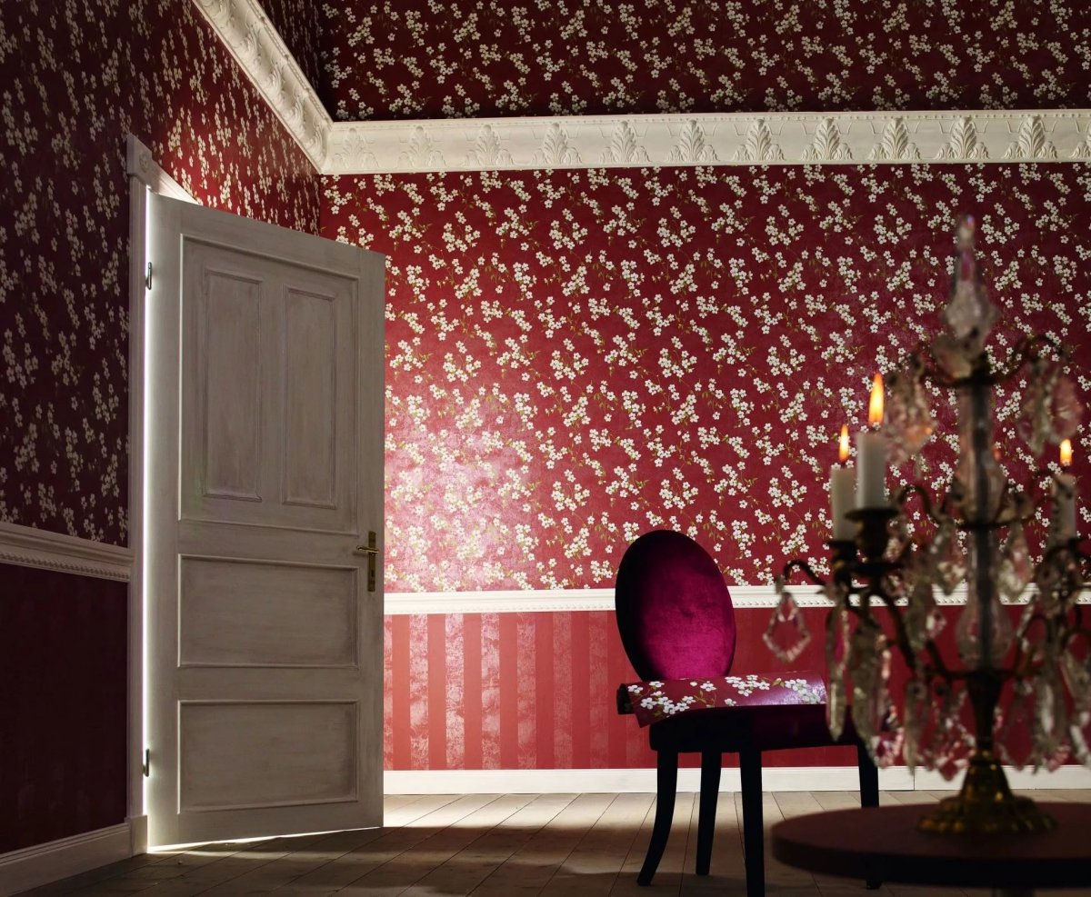 Бордовые стены в зале