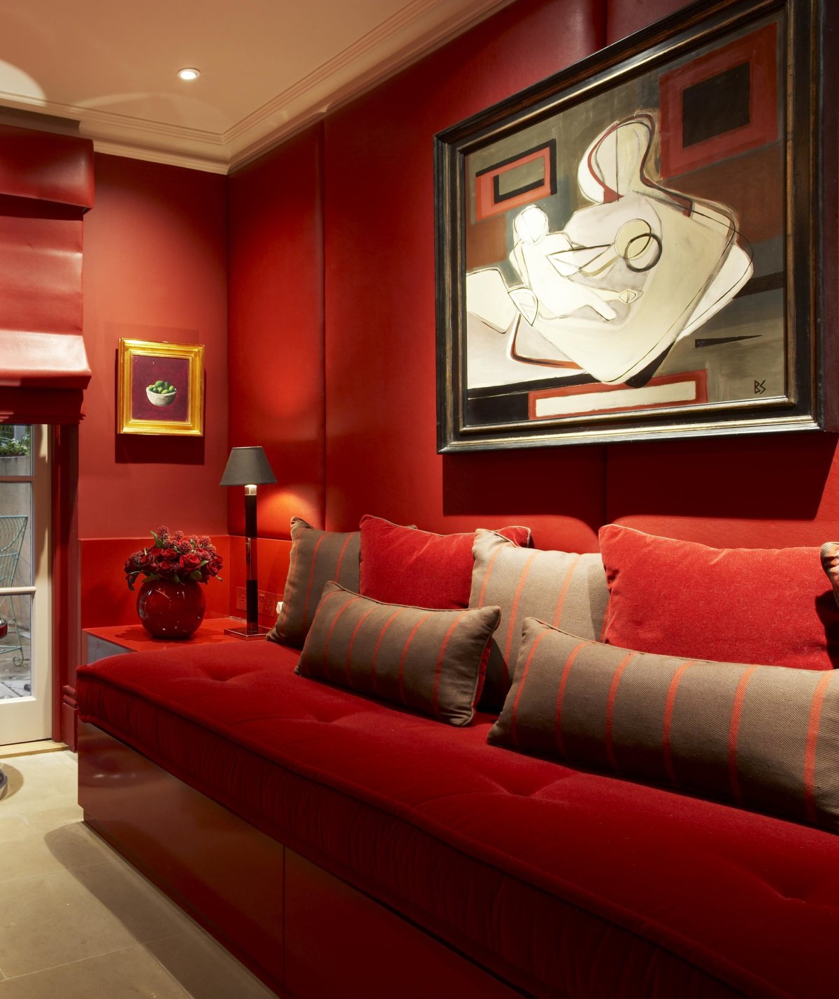 Бежево красная гостиная