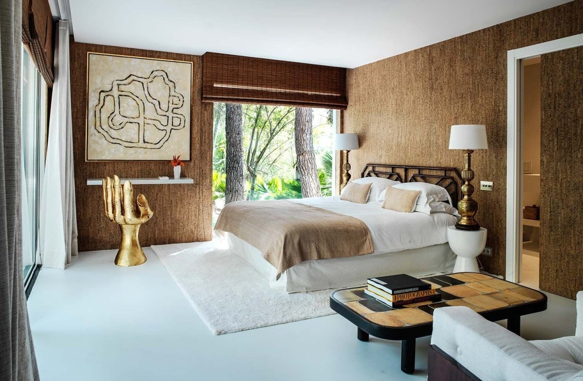 Пробковые стены в интерьер спальной