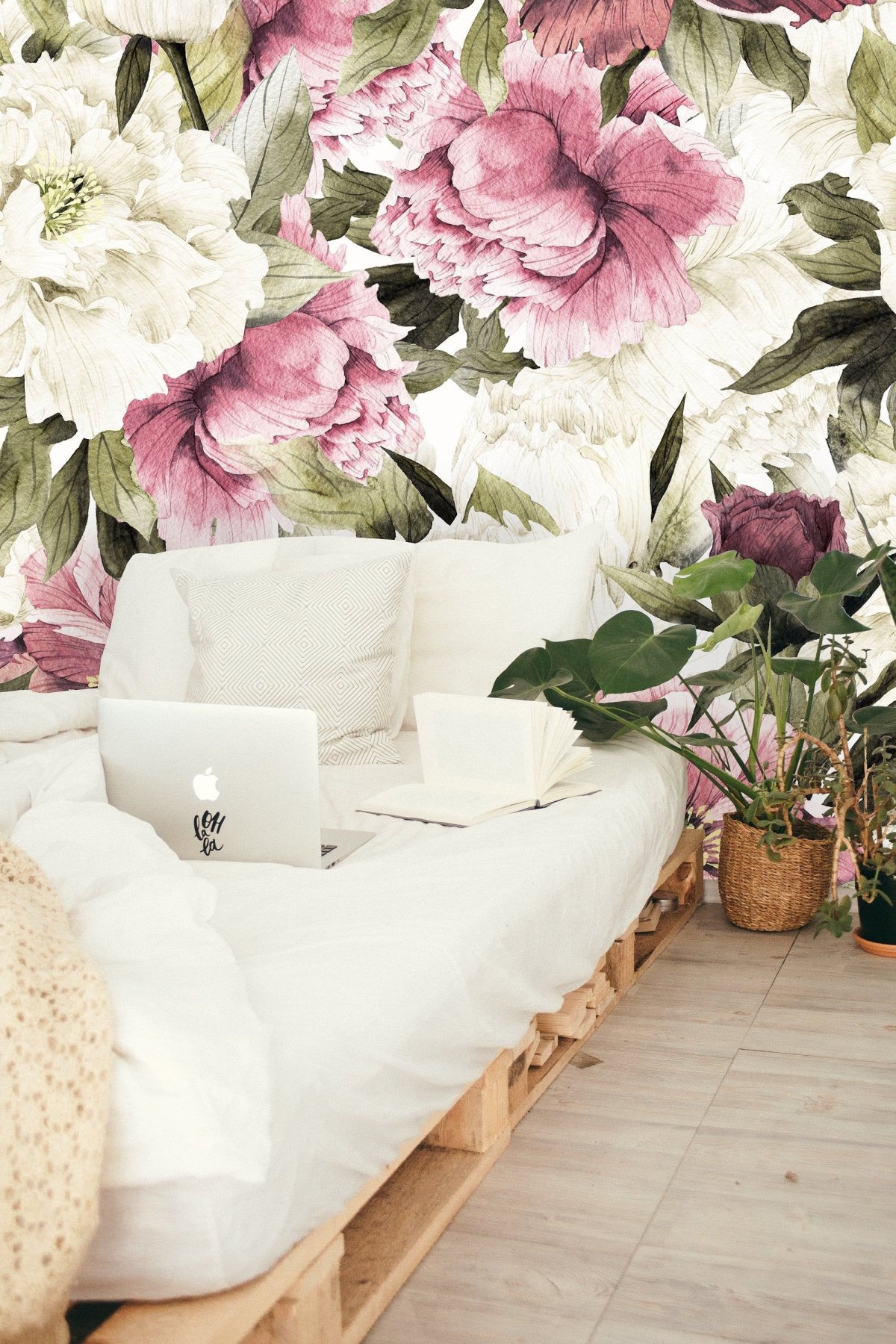 Фотообои пионы в спальне