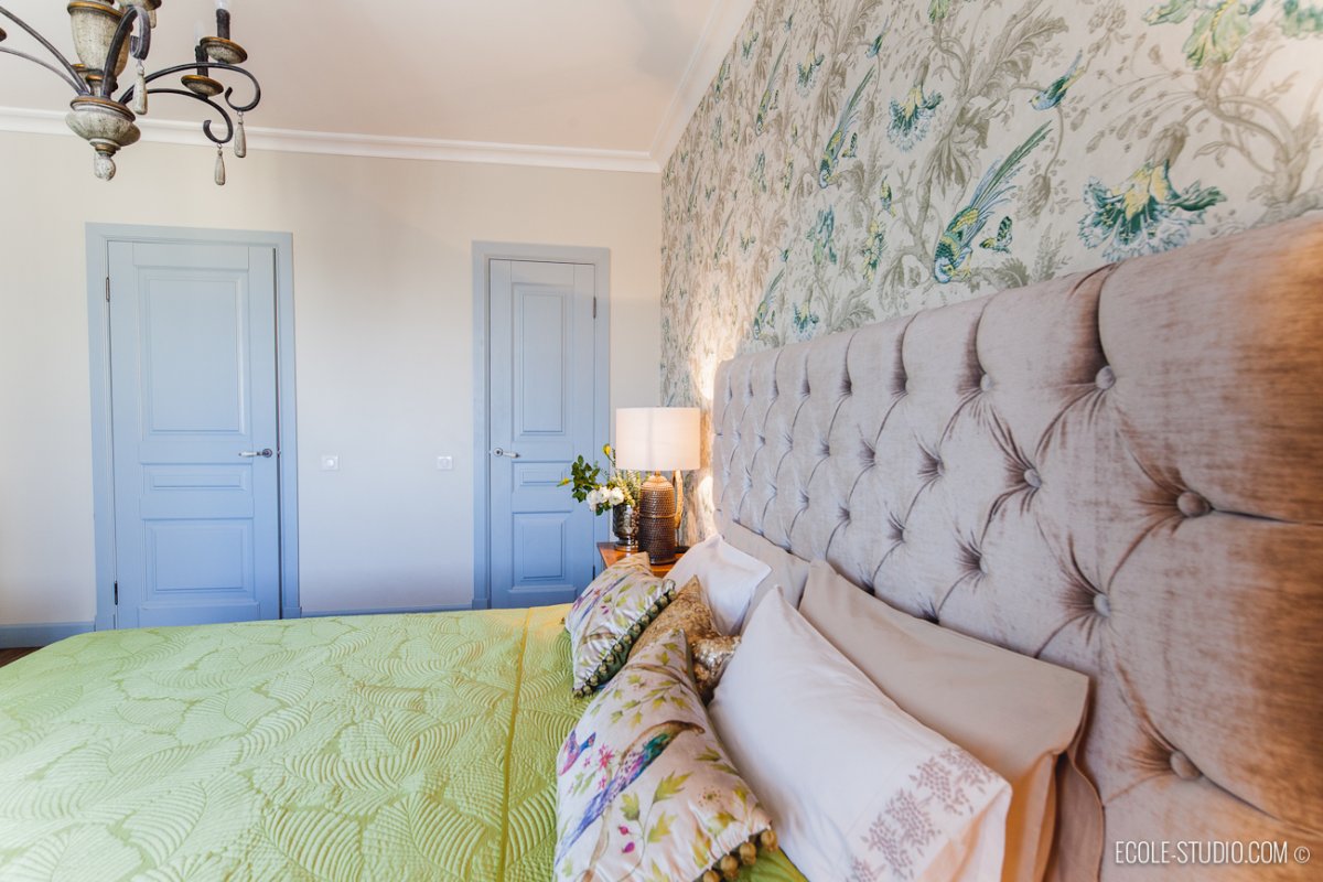 Обои с птичками в интерьере современной спальни