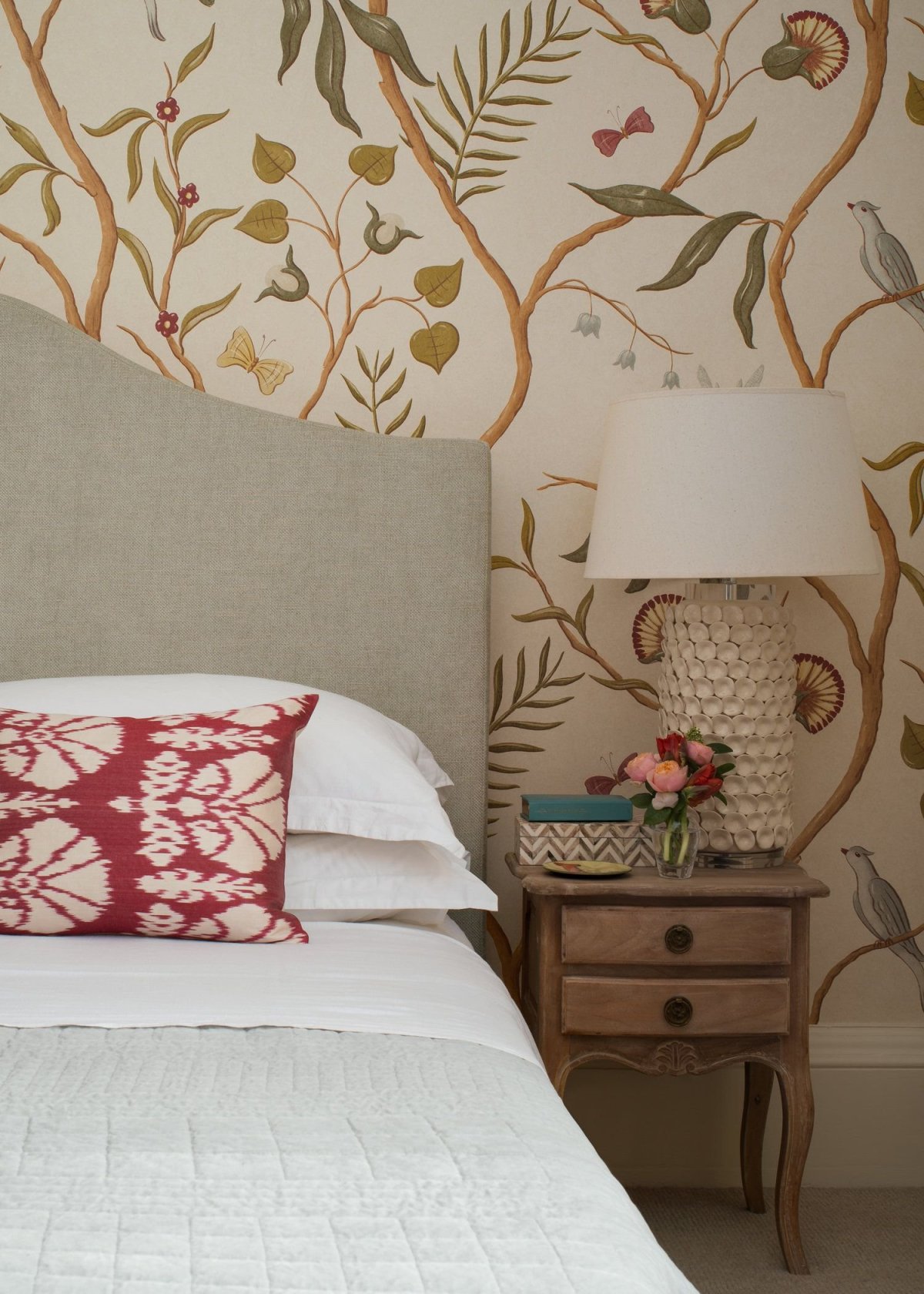 Спальня с растительным орнаментом
