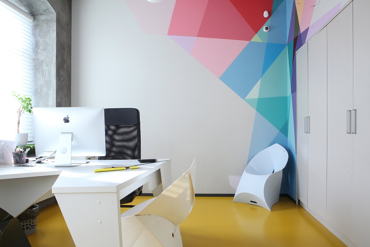 Разноцветные стены в офисе