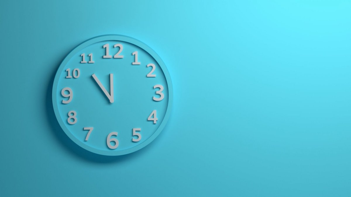На голубом фоне настенные часы