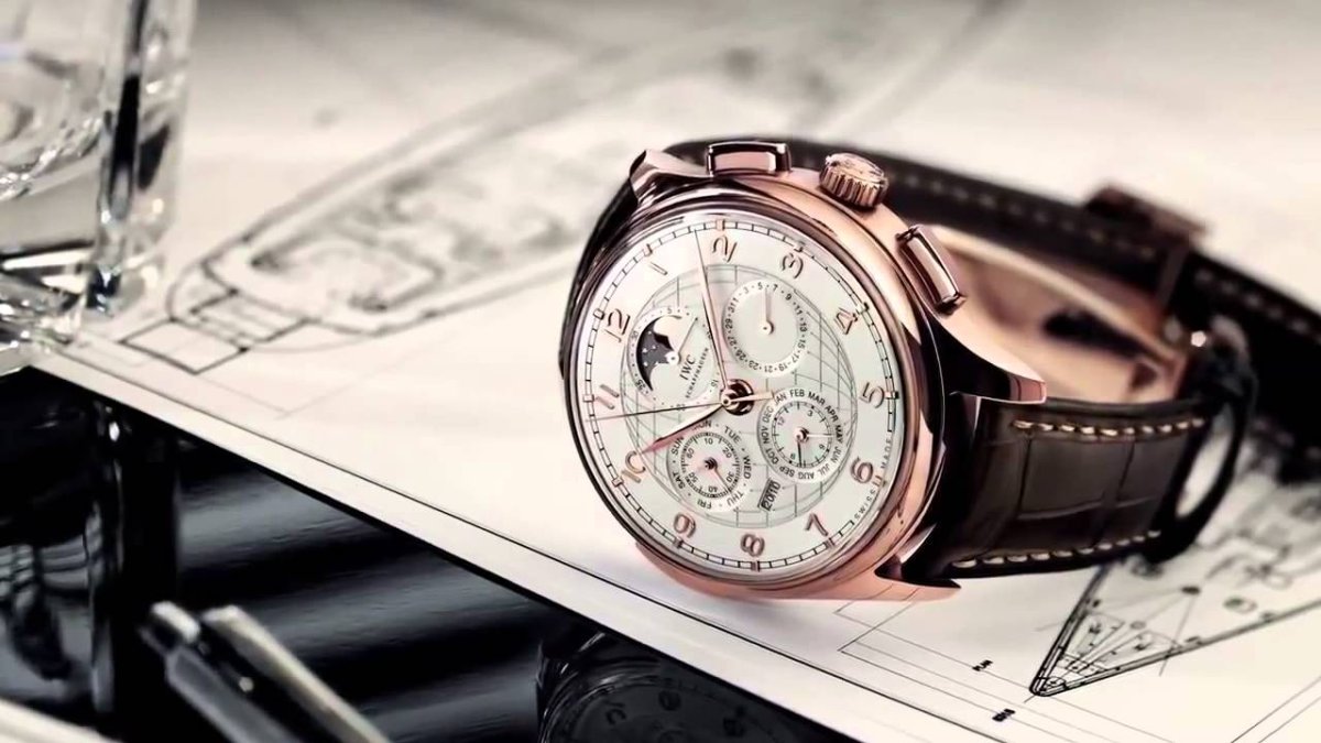 Часы наручные на столе