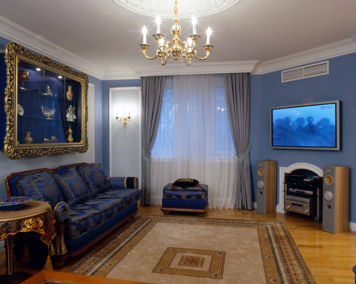 Зал в квартире голубого цвета