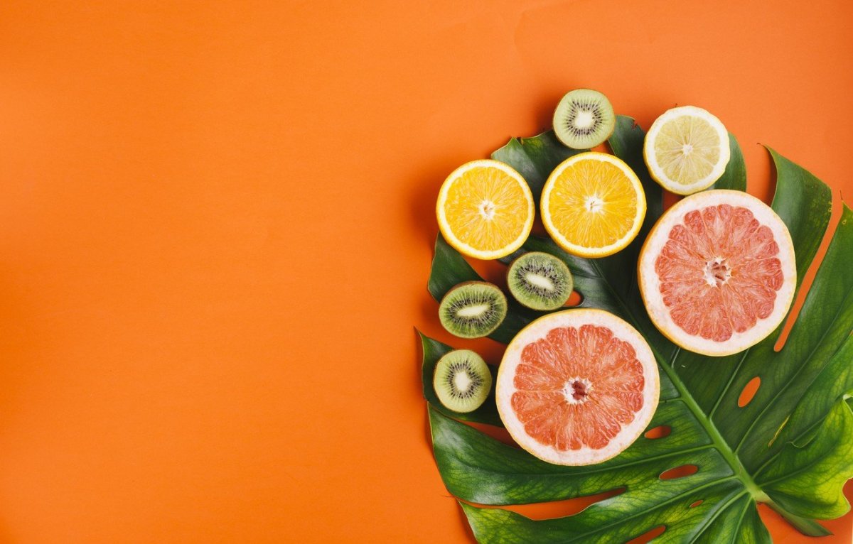 Фрукты на пальмовом листе