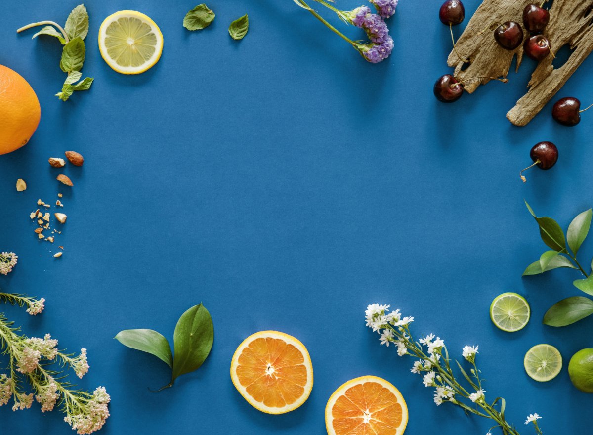 Апельсин на синем фоне