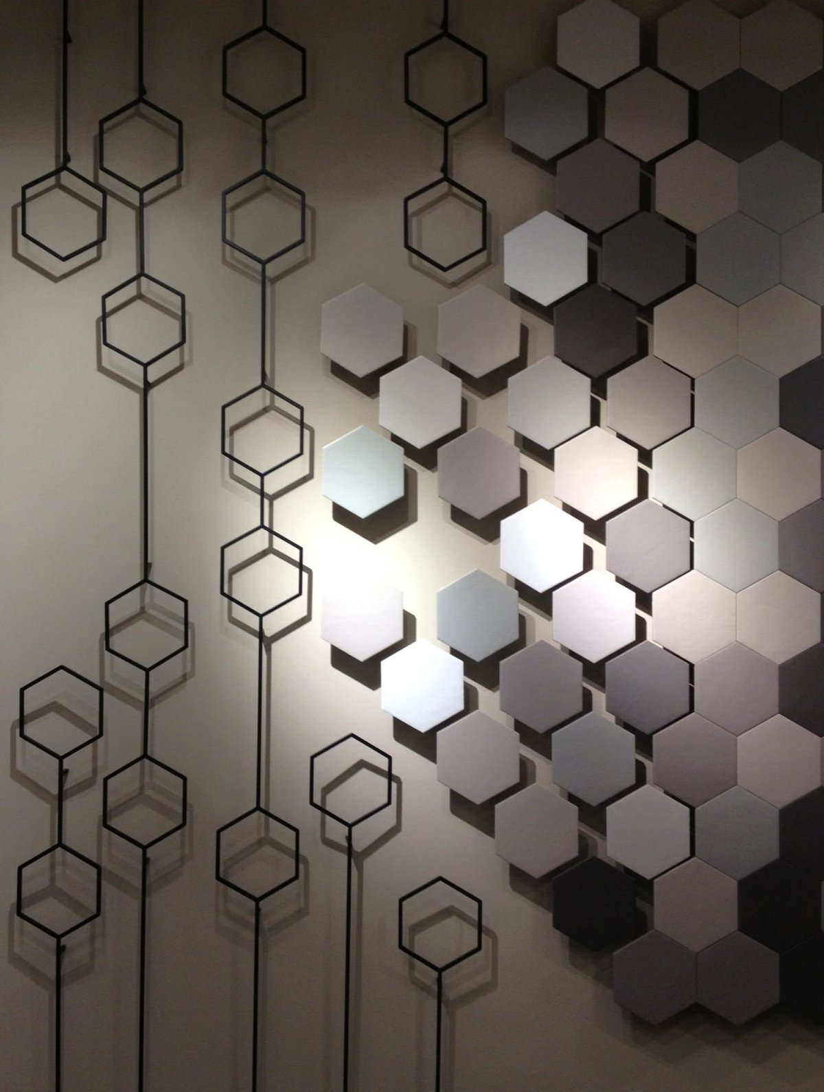 Соты на стене декор