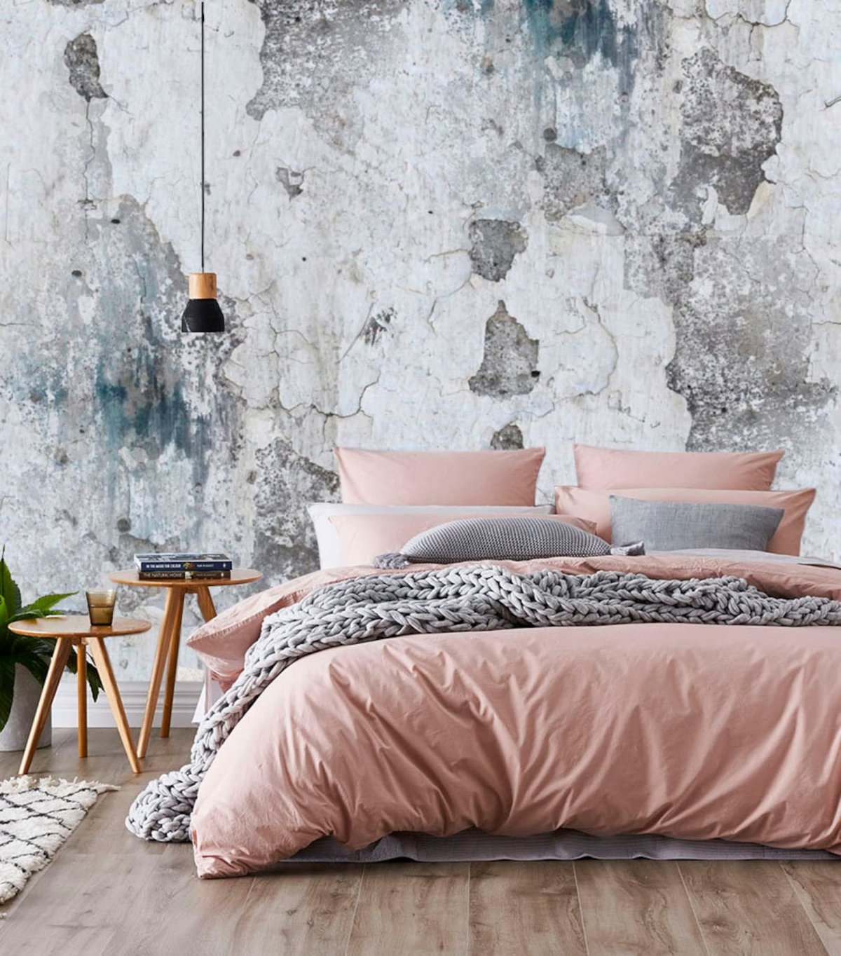 Спальня лофт с бетонными обоями